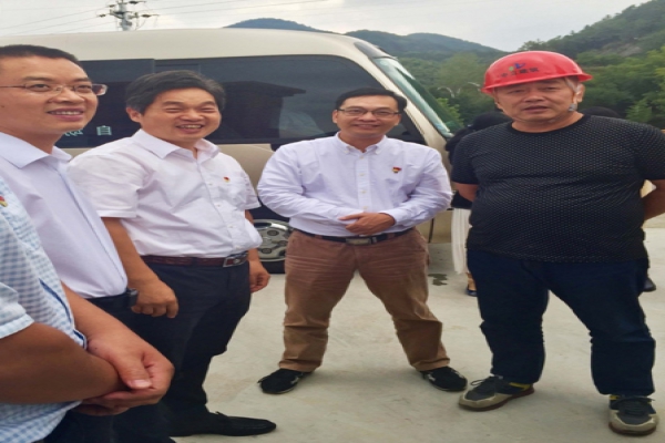 市委常委、區(qū)委書記葛學(xué)斌視察古堰畫鄉(xiāng)游客接待中心建設(shè)項目