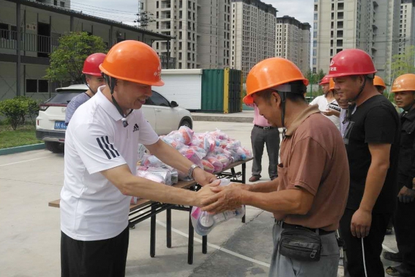 市建設(shè)局、市建筑業(yè)協(xié)會領(lǐng)導(dǎo)親臨現(xiàn)場慰問一線工人